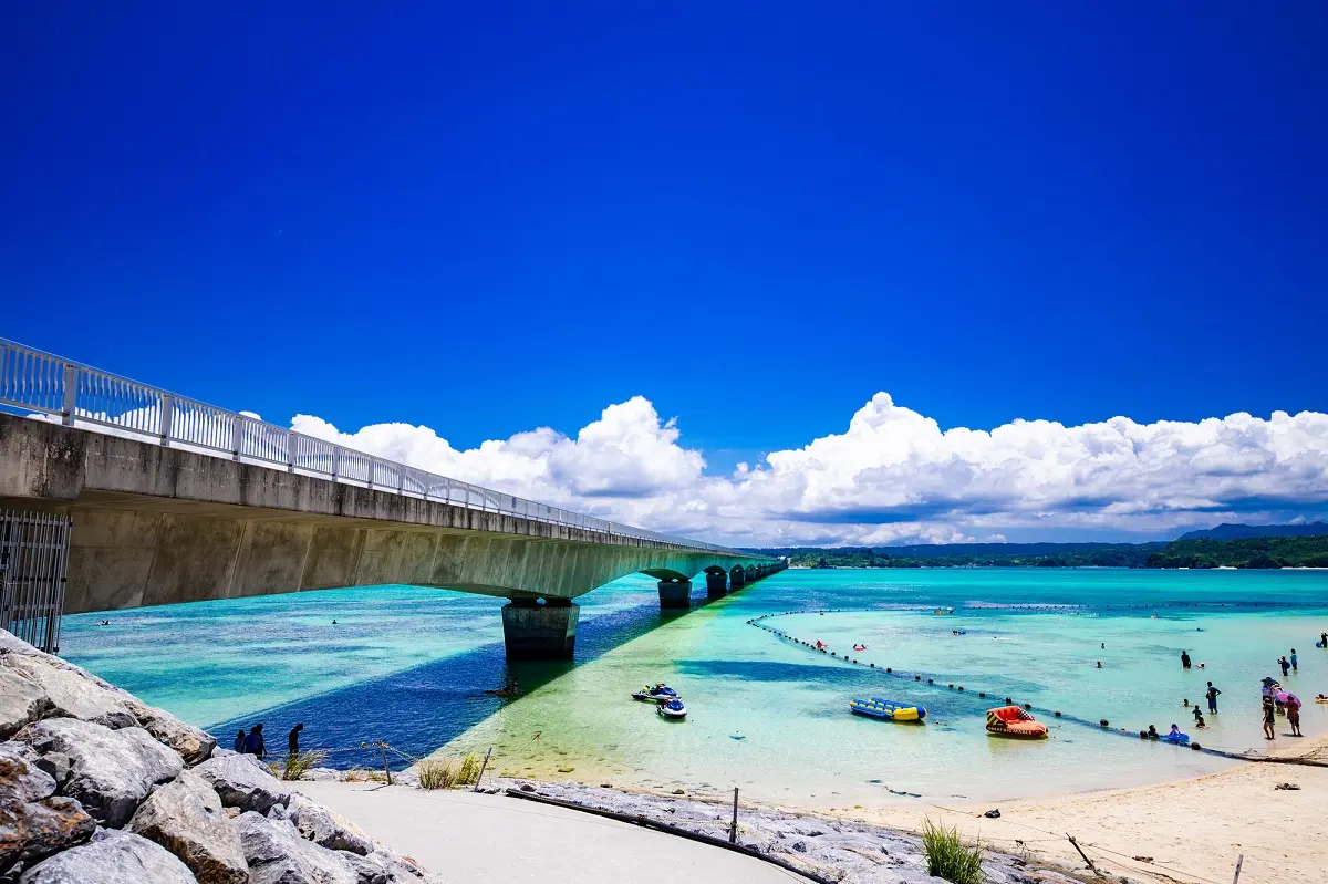 Kouri Bridge Beach on Kouri Island where you can play with the blue sea in front of you