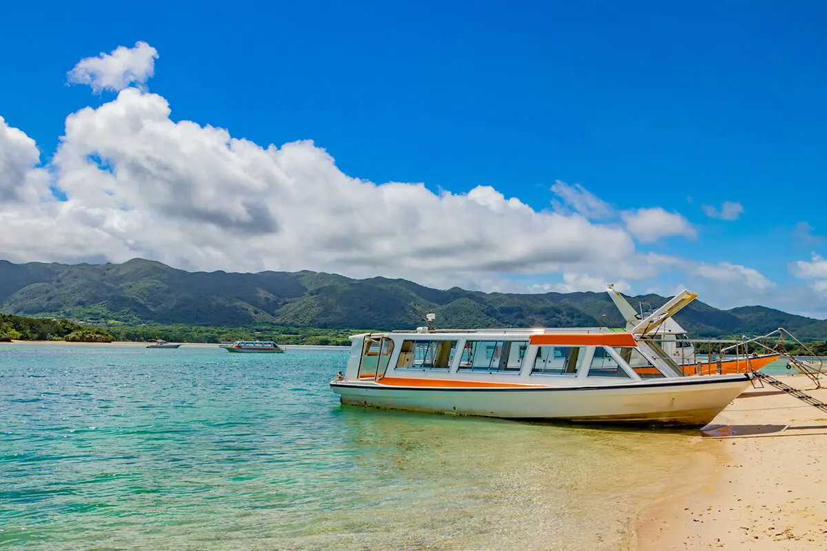 玻璃船環遊川平灣是推薦活動